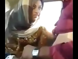 Maa ki bahen ko choda passenger car mei